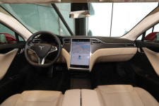 가솔린 세단과 경쟁한단 전기차 테슬라, 국내 첫 매장 오픈