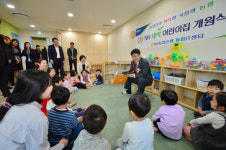 동화책 읽어주는 이경섭 NH농협은행장