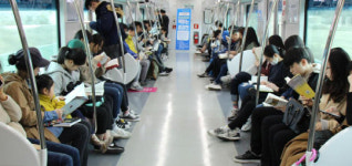 스마트폰 대신 책 읽어요