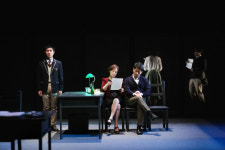 [리뷰-연극 맨 끝줄 소년] 관찰을 넘어선 개입···그 은밀한 욕망의 섬뜩함