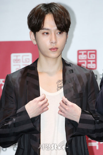 하이라이트 용준형, 은근히 보이는 타투