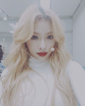여자여자 미소, 금발 웨이브+강렬 레드립···섹시한 아우라