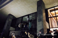 서울대 학생들, ‘시흥캠퍼스 반대’ 본관 재점거···교직원과 대치