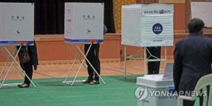 [지금 투표소는] 쓰러지고 소란피우고···경찰·소방 '동분서주'