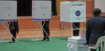 [지금 투표소는] 쓰러지고 소란피우고···경찰·소방 '동분서주'