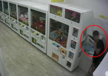 인형뽑기방 현금교환기 털어 3,000만원 챙긴 10대들