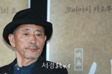 코바야시 카오루, 쏟아지는 질문 듣는 중 (심야식당2 언론시사회)