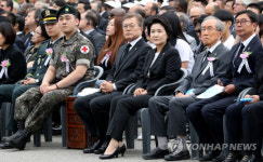 현충일 文 옆자리 앉은 사람 알고 보니 '지뢰사고 부상군인들'