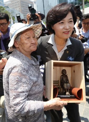수요집회 참석한 추미애 “위안부 합의는 무효, 재협상해야”
