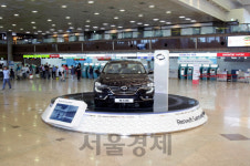 [오늘의 자동차] 김해공항 대합실에 SM6가 나타난 이유는