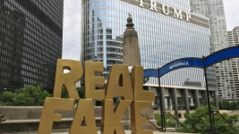 트럼프 타워 앞에 진짜 가짜(Real Fake) 조형물 설치···시민 반응 엇갈려