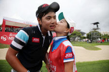 기록의 사나이 이형준, 피앙세 캐디와 우승 합작