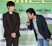 류준열, 송강호 바라보는 흐뭇한 시선 (택시운전사 최초 무대인사)