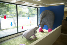 천으로 만든 코끼리 만져보고 넥타이 위 걷고...작품이랑 놀자