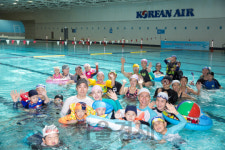“엄마 아빠 회사에서 신나게 수영해요”