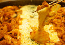 ‘치즈닭갈비’와 ‘닭발 편육’으로 여심저격...강릉 경포대 맛집 ‘솔올통나무집’