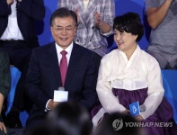 李 총리 부인 김숙희 여사, 김정숙 여사 초청해 오찬...파격