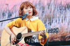 볼빨간사춘기 우지영, 가을밤에 어울리는 통기타 연주