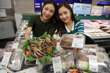 [사진] 이마트, “꽃게탕 맛보세요”