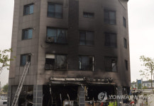 화성 주상복합건물 식자재마트서 화재···직원 2명 부상