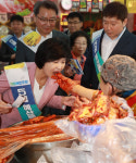 추미애, 전통시장 방문··· 김치 맛보고 “그동안 잘 지내셨나”