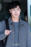 동방신기 유노윤호, 출구없는 회전문 미모! (김포공항 출국)