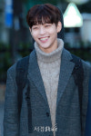 더로즈 우성, 심쿵 눈웃음 (뮤직뱅크 출근길)