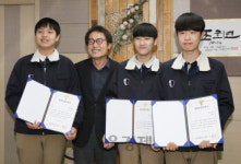 조희연 서울교육감, 어르신 구한 전농중 학생에 표창