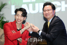 박재범, 최희만 상무의 반지 선물에 활짝