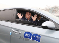 정찬민 용인시장,미세먼지 저감 동참···소형전기차 타고 출근