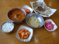 [휴] 수육 얹은 생두부 사르르...칼국수 넣은 육개장 칼칼