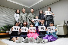25년간 한 부대 근무 형제 부사관···합쳐서 7자녀 다가정