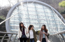 봄 알리는 폭포소리에...미소짓는 女心