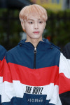 더보이즈 주학년, 황금빛 물결 헤어스타일 (뮤직뱅크 출근길)