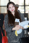 모모랜드(MOMOLAND) 태하, 펭귄 애착인형 품에 안고 (공항패션)
