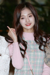 프로미스나인(fromis9) 이채경, 코에 콕! 박힌 미인점 (공항패션)