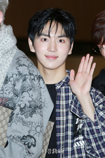 펜타곤(PENTAGON) 키노, '눈코입이 빛나리빛나리' (공항패션)
