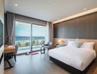 동해를 한눈에 담는 탁트인 조망, 스테이케이션의 진수를 맛본다