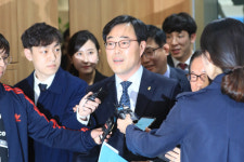 청와대 “김기식 검증, 조국 수석이 책임질 일 아냐
