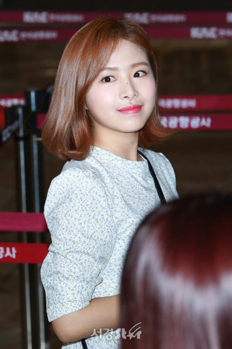 에이프릴(April) 김채원, '코에 박힌 매력점!' (공항패션)