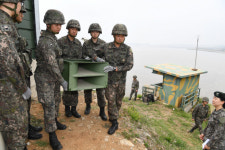 [파주 교하 소초 확성기 철거현장 가보니] 30분 만에 절반 해체...작업하는 장병들 표정도 밝아