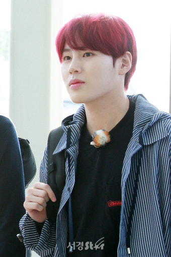 워너원(WANNAONE) 하성운, '정법을 향한 강렬한 눈빛' (공항패션)