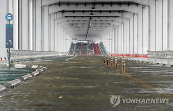 서울 폭우로 잠수교 보행자·차량 통제···비 피해 잇달아