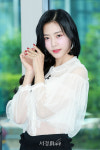 드림캐쳐 지유, 붉은 립에 붉은 네일 (팩트인스타)