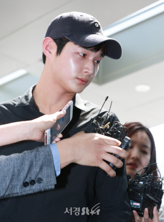 '추행·특수협박 혐의' 이서원, 검찰 출석