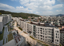 [건축과도시-이화여대 기숙사 E-House] 안산 자락 위에 아기자기...주변 경관과 어우러진 공간
