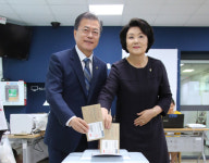 文 대통령 내외, 삼청동 주민센터에서 사전투표