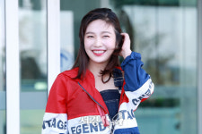 레드벨벳(REDVELVET) 조이, 사랑스러운 반달 눈웃음 (공항패션)