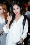 모모랜드(MOMOLAND) 연우, 약지에 남은 틴트 흔적 (공항패션)