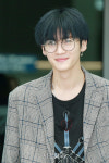 펜타곤(PENTAGON) 옌안, 안경 속 눈빛과 아이컨택 (공항패션)